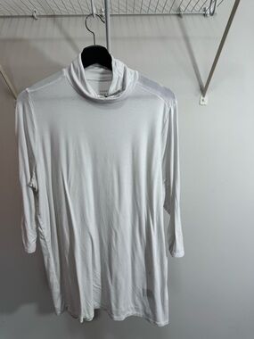 Torrid White 3/4th Sleeve Turtleneck Tee Size 2